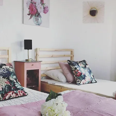 Semesterbostad Spacious In With Garden *