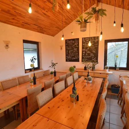 Spacious In With Garden Semesterbostad