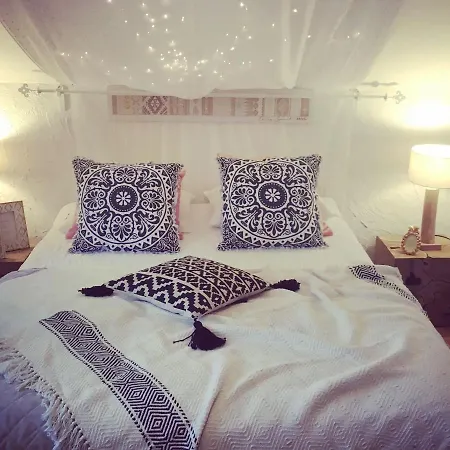 Semesterbostad Spacious In With Garden *