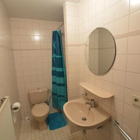 Spacious In With Garden